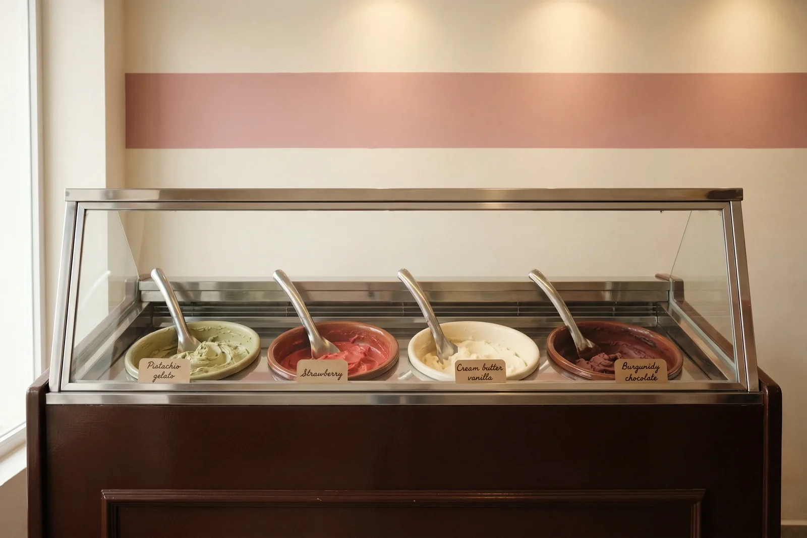 Vitrina de helados artesanales del ice corner de Cafetismo — colores naturales en helados de temporada